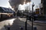 Beim berqueren der Westerntor-Straenkreuzung in Wernigerode zaubert die direkt vor der Sonne aufsteigende Dampfwolke von 99 7237 diesen eindrucksvollen Schatten auf den nassen Asphalt. Die Aufnahme erfolgte aus P8937 am 25.01.2013.