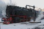 99 7237 vor P8937 in Richtung Brocken am Nachmittag des 25.01.2013 am Wasserkran im Bahnhof Drei Annen Hohne. Nachdem die Wasservorrte ergnzt wurden, steht jetzt die Abfahrt unmittelbar bevor.