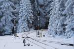  Winterlicher Pfad fr besenlose Gipfelstrmer!  (Dankeschn Olli, fr den originellen und sehr zutreffenden Bildtitel!:-) ) Das Bild zeigt die Westausfahrt des Bahnhofes Schierke am 25.01.2013.