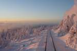 Im Reich von Grovterchen Frost! P8937 hat hier am 25.01.2013 bereits den Hochnebel- und Wolkenbereich durchbrochen und befindet sich jetzt kurz unterhalb des Brockengipfels. Die bereits tief stehende Sonne taucht die zauberhafte Szenerie in rtliches Licht! Die Aufnahme erfolgte bei -12C von der Plattform des letzten Wagens des genannten Zuges aus.