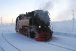 Im letzten Tageslicht und bei eisiger Klte prsentiert sich 99 7237, kurz vor bernahme von P8936 nach Wernigerode, am 25.01.2013 im Brockenbahnhof.