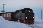 Soeben hat am 25.01.2013 im Bahnhof Brocken 99 7237 an ihren Zug P8936 angekuppelt und startet in genau 6 Minuten, um 17.07 Uhr mit ihm zur Rckfahrt nach Wernigerode, wo sie 98 Minuten spter, um
