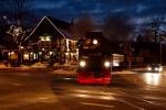Zur blauen Stunde berquert der letzte Zug vom Brocken in Wernigerode die Straenkreuzung Friedrichstrae/Westernstrae/Ilsenburger Strae/Salzbergstrae.