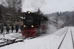 99 7245 am 26.01.2013 mit dem Quedlinburger Brockenexpress beim Zwischenstopp im Bahnhof Alexisbad. Dieser Bahnhof gehrt zum Abschnitt der Selketalbahn. Auch wenn der Wetterbericht fr diesen Tag schnstes Wetter vorhergesagt hatte (mal abgesehen von den eisigen Temperaturen unter -10C), hllte sich der Himmel permanent in eine dichte graue Hochnebeldecke! Dies sollte sich auf unserer Fahrt leider erst im Bahnhof Drei Annen Hohne deutlich ndern.