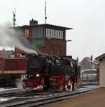 Die 99 7247-2 der HSB (Harzer Schmalspurbahnen GmbH) am 22.03.2013 (um 18:30 Uhr) beim Wasserfassen beim Bahnhof Wernigerode.
Die Neubaumaschinen 99 231 bis 99 247 wurden in den 50er Jahren für verschiedene Schmalspurbahnen der DR durch den VEB Lokomotivbau  Karl Marx  in Babelsberg gebaut. Dies war unbedingt nötig, da der Lokomotivpark dieser Bahnen völlig überaltert war. Außerdem ging ein Teil der Maschinen im Krieg verloren.

Anfang der 70er Jahre erfolgte eine Umnummerierung der Lokomotiven. Aus der 99 231 wurde die 99 7231 usw.. Dies sollte sich zwischenzeitlich noch einmal ändern, als Ende der 70er Jahre alle Neubaumaschinen auf Ölhauptfeuerung umgestellt wurden. Nun wurde aus der 99 7231 die 99 0231 usw.. Dies war für diese Lokomotiven eine nicht besonders positive Maßnahme. Bei dem Umbau glaubte man, Brennstoff-Einsparungen vornehmen zu können. Die Einsparung eines zweiten Brenners erkaufte man sich aber mit Kesselschäden. 

Im Rahmen der Ölablösung in der damaligen DDR baute man die Maschinen wieder auf Rostfeuerung um. Ein Segen für die Loks aber auch für die Umwelt, denn nicht verbranntes Öl sickerte nicht mehr in die Gleise und in den Boden. 
Heute ist die Arbeit des Heizers zwar etwas beschwerlicher aber besonders in den Sommermonaten ist die Hitze lange nicht so groß wie damals mit dem geheizten Öltender und dem harten Ölfeuer. 

Nun haben die Maschinen wieder ihre 99 72..er Nummer. Obwohl die Deutschen Reichsbahn dazu überging Schmalspurdampflokomotiven mit 099 zu bezeichnen und mit einer neuen Betriebsnummer zu versehen, wurde auf den Harzer Schmalspurbahnen die alte Reichsbahnbezeichnung beibehalten.

Technische Daten dieser Loks:
Hersteller: VEB Lokomotivbau  Karl Marx  in Babelsberg 
Baujahre: 1954–1956
Achsfolge: 1'E1' 
Gattung: K57.10 
Spurweite: 1.000 mm (Meterspur) 
Länge über Puffer: 12.500 mm
 Kesselüberdruck : 14 bar
Leistung: 515 kW (700 PS)
Höchstgeschwindigkeit: 40 km/h (Vor- und Rückwärts)
Dienstgewicht: 64,5 t (bei vollen Vorräten)
Kohlevorrat: 4,0 t
Wasservorrat: 8 m³
Achslast: 9,5 t

Quelle: HSB Harzer Schmalspurbahnen GmbH (http://www.hsb-wr.de)