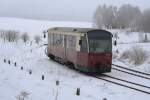 Am grauen Vormittag des 26.01.2013 hat Triebwagen 187 015 gerade den Bahnhof Stiege verlassen und brummt jetzt die Steigung in Richtung Hasselfelde hinauf.