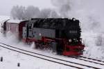 99 7245 hat am 26.01.2013 mit Sonderzug  Quedlinburger Brockenexpress  gerade die Wendeschleife am Bahnhof Stiege durchfahren und rollt jetzt gleich wieder in denselben ein, um ihre Fahrt nach Eisfelder Talmhle fortzusetzen. Natrlich nicht, ohne vorher kurz anzuhalten, um die zahlreichen Anhnger der Fotogemeinde wieder  einzusammeln ! Wie an der Pufferbohle der Maschine zu erkennen ist, ist die Lok erst vor 10 Tagen von der Hauptuntersuchung aus dem Dampflokwerk Meiningen gekommen und absolviert somit eine ihrer ersten Zugleistungen seitdem.