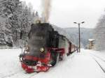 HSB 99 7245-6 mit der HSB 8920 (Nordhausen Nord - Brocken), am 29.03.2013 beim Halt in Eisfelder Talmhle.