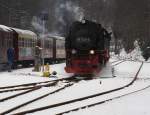 26.01.2013 Bahnhof  Eisfelder Talmhle . 99 7245 hat soeben den Quedlinburger Brockenexpress am Bahnsteig abgestellt und setzt jetzt um, ans andere Ende des Zuges. Da an der Nordausfahrt des Bahnhofes keine Mglichkeit besteht, von den Gleisen der Selketal- auf die der Harzquerbahn zu wechseln, wird der Zug erst in die Sdeinfahrt zurckgedrckt und fhrt dann, nach Umstellen de Weiche, auf die Gleise der Harzquerbahn. Hier wird dann am Bahnsteig Wasser genommen und danach, jetzt Tender voraus, die Fahrt in Richtung Drei Annen Hohne und Brocken fortgesetzt.