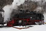99 7245 vor dem Quedlinburger Brockenexpress am 26.01.2013 beim Wasserfassen im Bahnhof  Eisfelder Talmhle .