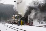 99 7245 mit Sonderzug  Quedlinburger Brockenexpress  am 26.01.2013, kurz vor Ausfahrt in Richtung Drei Annen Hohne, im Bahnhof  Eisfelder Talmhle .