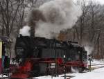 99 7245 vor dem  Quedlinburger Brockenexpress  am 26.01.2013 im Bahnhof  Eisfelder Talmhle . Wie die Rauchfahne zeigt, steht die Abfahrt unmittelbar bevor. Wenn nur die Wasserksten endlich voll wren! Ungeduldig schaut der Heizer in Richtung Wasserkran!