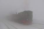 HSB 99 5902 und 99 5901 mit einem Sonderzug aus Wernigerode, am nebligen Karfreitag 2013 auf Gleis 3 im Bf Brocken.