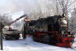 99 7245 am 26.01.2013 beim Bekohlen im Bahnhof Drei Annen Hohne. Der Vorgang ist durchaus auergewhnlich, da das Bekohlen der Loks ansonsten ausschlielich im Bw Wernigerode stattfindet. Da die Lok aber bereits am frhen Morgen mit dem Sonderzug  Quedlinburger Brockenexpress  von Wernigerode nach Quedlinburg und, nach bernahme der Fahrgste, bis hierher zurckgefahren ist, reicht der Kohlevorrat fr die noch bevorstehende Brockenfahrt und dann zurck nach Wernigerode nicht mehr aus und mu hier, etwas improvisiert, ergnzt werden.