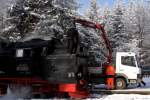 99 7245 am 26.01.2013 beim Bekohlen im Bahnhof Drei Annen Hohne. Whrend der LKW-Fahrer den kleinen Bagger steuert, berwacht der Lokfhrer der genannten Maschine sorgfltig den Vorgang. Kurz darauf geht es mit dem Sonderzug  Quedlinburger Brockenexpress  hinauf auf Norddeutschlands hchsten Berg!