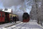 Gerade hat 99 7245 am 26.01.2013 im Bahnhof Drei Annen Hohne, nach erfolgtem Bekohlen und Wasserfassen, wieder an unseren Sonderzug  Quedlinburger Brockenexpress  angekuppelt und heizt jetzt fr die bevorstehende Brockenfahrt krftig ein! Nur kurz nachdem der nebenstehende Planzug P8941 mit Zuglok 99 7237 zum Brocken gestartet ist, wird sie ihm (und mit uns) hinterherdampfen!