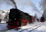 99 7237 vor P8941, mit Fahrziel Brocken, am 26.01.2013 abfahrbereit im Bahnhof Drei Annen Hohne.