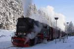 Gerade ist 99 7245 am 26.01.2013 mit ihrem Sonderzug  Quedlinburger Brockenexpress  im Bahnhof Schierke eingelaufen. Hier wird sie zum letzten Mal Wasser nehmen, bevor es dann mit Volldampf hinauf zum Brocken geht. Die Dampfwolke hinten stammt von der Zuglok des Planzuges P8932, welche den Bahnhof soeben in Richtung Drei Annen Hohne und Wernigerode verlt.