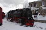 Soeben hat 99 7241 am 26.01.2013 im Bahnhof Brocken von P8927 abgekuppelt und setzt jetzt um, ans andere Ende des Zuges, um diesen dann als P8929 nach Nordhausen zu befrdern.