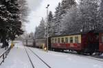 P8904, mit 99 7241 an der Spitze, verlt hier am spten Nachmittag des 26.01.2013 gerade den Bahnhof Drei Annen Hohne in Richtung Wernigerode. Allgegenwrtig die Werbung fr ein beliebtes geistiges Getrnk aus der unmittelbaren Gegend! ;-)