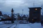 Abendstimmung am 26.01.2013 im Bw Wernigerode. Whrend am Himmel einige Raubvgel auf Beutesuche ihre Kreise ziehen, luft im Bahnhof Wernigerode noch ein Sonderzug aus Eisfelder Talmhle, bespannt mit 199 874, ein.