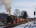 Kurz vor der Abfahrt, die Neubaulokomotive 99 7247-2 der HSB (Harzer Schmalspurbahnen GmbH) mit mogentlichen ersten Dampfzug  (8931) zum Brocken am 23.03.2013 im Bahnhof Wernigerode.