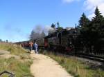 Brockenbahn auf der Rckfahrt vom Brocken nach Wernigerode!   Das Foto ist direkt nach der Bahnkreuzung (die Strae vom  Brocken, welche die Brockenbahn berquert) gemacht! Da es auf dem Brocken nur