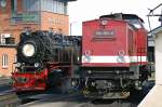 99 7232-4 und 199 861-6 im Bw Wernigerode der HSB. Blick von ausserhalb des Bw mit leichtem Tele auf die beiden zur Ausfahrt bereiten Lokomotiven am 26.09.2005.