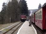 Einfahrt eines Diesellok-bespannten Reisezuges aus Eisfelder Talmhle in den Bahnhof Drei-Annen-Hohne.