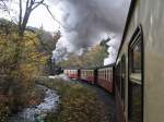 Lok 99 7245-6 auf dem Weg von Nordhausen nach Wernigerode verlsst am 24.10.2013 mit Volldampf den Bahnhof Eisfelder Talmhle.