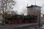 In Erwartung ihres nchsten Einsatzes stehen hier 99 6101 und 99 5901 am 18.10.2013 im Bw Wernigerode.