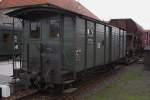 Der Begleitwagen des Foto-Gterzuges, aufgenommen am 18.10.2013 im Bahnhof Wernigerode. Der Zug kommt allerdings erst am nchsten Tag zum Einsatz, um fr eine Sonderzugfahrt der IG HSB nach Eisfelder Talmhle als Kulisse zu dienen. Diese Fahrt ist Bestandteil einer dreitgigen Veranstaltung des Vereins, unter dem Motto  Kleinbahnromantik im Oktober . Links ist ein Stck des Sonderzuges zu sehen, welcher heute mit 99 5901 zum Brocken fahren wird.