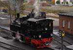 99 5901 am Mittag des 18.10.2013 im HSB-Bw Wernigerode, aufgenommen von der Aussichtsplattform am Bahnsteig aus.