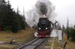 Gerade hat am Nachmittag des 18.10.2013 99 236 ihren Planzug P8923 auf der Steigungsstrecke wieder beschleunigt, nachdem sie wegen Rangierarbeiten zweier anderer Zge am Blocksignal halten mute und