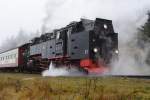 Gerade setzt sich hier 99 7241 mit Planzug P8944 nach Drei Annen Hohne am Nachmittag des 18.10.2013 an der Ausweichstelle  Goetheweg  auf der Brockenstrecke wieder in Bewegung, nachdem sie auf dem