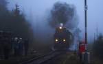 Kurz vor Einbruch der Dunkelheit und bei Nebel, wummert hier 99 7239 mit P8939, dem letzten Zug des Tages, am 18.10.2013 zum Brocken hinauf und berquert gerade die Weiche an der Ausweichstelle  Goetheweg .