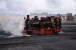 Am Morgen des 19.10.2013 verlt 99 6101 gerade das HSB-Bw in Wernigerode, um einen Sonderzug der IG HSB nach Eisfelder Talmhle zu bernehmen. Diese Fahrt findet im Rahmen eines dreitgigen Programms unter dem Motto  Schmalspurromantik im Oktober  statt. Ein paar Daten zur Maschine:
Gebaut wurde die Heidampf-Lok 1914 von Henschel in Kassel fr die Deutschen Heeresfeldbahnen. Sie verfgt ber eine Leistung von 280KW (380PSi) und erreicht eine Hchstgeschwindigkeit von 30 km/h. Nach Abschlu der Probefahrten wurde sie 1915 von der Nordhausen-Wernigerder Eisenbahn (NWE) erworben und vorwiegend fr den Gterverkehr rund um Wernigerode eingesetzt. 1949 kam sie im Rahmen der bernahme der NWE durch die Deutsche Reichsbahn zu diesem Unternehmen. Ab 1979 diente sie als Heizlok in der Fahrzeugwerkstatt Wernigerode-Westerntor. Nach Fristablauf 1992 wurde sie abgestellt, aber dennoch von den HSB (Harzer Schmalspurbahnen GmbH) bernommen und an den Verein IG HSB (Interessengemeinschaft Harzer Schmalspurbahnen e.V.) zur Pflege bergeben. Durch sehr viel Engagement des Vereins konnte die Maschine wieder einsatzfhig aufgearbeitet werden. Durch weiter fortschreitende Schden, welche durch die HSB-eigene Werkstatt nicht mehr behoben werden konnten, wurde die Lok im April 2005 zur Reparatur ins Dampflokwerk Meiningen berfhrt, wo sie bis zur vollstndigen Wiederherstellung im Mai 2006 verblieb. Seither wird  Pfiffi  wieder fr zahlreiche Sonderzugfahrten eingesetzt.