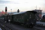 Diese drei hier am Morgen des 19.10.2013 im Bahnhof Wernigerode abgestellten historischen Wagen, sind Bestandteil des Traditionszuges der HSB und warten auf ihren nächsten Einsatz. Und wo sie schon mal so schön dastanden.....! ;-)