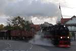 99 222 mit dem Foto-Güterzug der HSB am Morgen des 19.10.2013 beim Überqueren der Westerntor-Straßenkreuzung in Wernigerode.