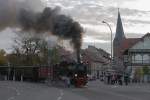 Passage eines Sonderzuges der IG HSB nach Eisfelder Talmühle am 19.10.2013 über die Westerntor-Straßenkreuzung in Wernigerode (Bild 2).