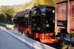 99 222 vor dem Foto-Güterzug der HSB am 19.10.2013 am Haltepunkt Wernigerode-Hasserode.