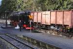 99 222 vor dem Foto-Güterzug der HSB am Vormittag des 19.10.2013 beim Wasserfassen im Bahnhof Drei Annen Hohne.