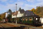 Der Sonderzug der IG HSB mit 99 6101 an der Spitze und Fahrziel  Eisfelder Talmühle  am 19.10.2013 kurz nach Einfahrt in den Bahnhof Elend.