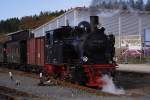 99 6101 schiebt hier am 19.10.2013 ihren Sonderzug der IG HSB im Bahnhof Benneckenstein an die Laderampe, um ihre Kohlevorräte zu ergänzen. Dies geschieht ausnahmsweise vom LKW aus.