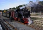 Während 99 6101 am 19.10.2013 mit einem Sonderzug der IG HSB an der Laderampe im Bahnhof Benneckenstein auf das Eintreffen des LKW`s wartet, welcher sie mit frischer Kohle versorgen soll, gibt es