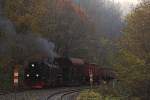 Nach erfolgter Doppelausfahrt mit Planzug P8904 schiebt 99 222 am 19.10.2013 ihren Foto-Güterzug der HSB jetzt zurück in den Bahnhof  Eisfelder Talmühle .


(Anmerkung zum Aufnahmestandort: Der Standort befindet sich an der Waldzunge genau zwischen der Gleisgabelung von Selketal- und Harzquerbahn, kurz hinter dem Bahnhof  Eisfelder Talmühle . Die Doppelausfahrt war speziell zu einem Fototermin für die Fahrgäste eines Sonderzuges der IG HSB organisiert (geplanter Bestandteil der Sonderfahrt), der Standort vorher genau festgelegt, von der Betriebsleitung der HSB genehmigt und durch Mitarbeiter der IG HSB überwacht und abgesichert worden, welche mit Argusaugen und Warnweste sowie  Meckertüte  (Megafon) bewaffnet, genauestens darauf achteten, dass keines ihrer  Schäfchen , und das waren immerhin 30-40, verlorenging oder sich gar in Gefahr brachte. Ich versichere, dass die Aufnahme somit absolut legal und keinesfalls eigenmächtig entstand!)