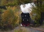 Umrahmt von schönstem Herbstlaub, nähert sich hier 99 222 mit dem Foto-Güterzug der HSB, am Nachmittag des 19.10.2013 aus Eisfelder Talmühle kommend, dem Bahnhof Elend.