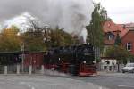 Kurz nachdem am Morgen des 20.10.2013 P8931 zum Brocken über die hier zu sehende Westerntor-Straßenkreuzung in Wernigerode gerumpelt ist, folgt jetzt 99 7247 mit einem Sonder-PmG der IG HSB