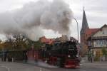 99 7247 mit einem Sonder-PmG der IG HSB nach Gernrode am 20.10.2013 beim Überqueren der Westerntor-Straßenkreuzung in Wernigerode. Wenige hundert Meter weiter, wird der Zug auf offener Strecke anhalten (An der Malzmühle), um die im Bahnhof Wernigerode-Westerntor ausgestiegenen Fotografen wieder aufzunehmen.