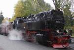 99 7247 vor einem Sonder-PmG der IG HSB nach Gernrode am 20.10.2013 im Bahnhof Drei Annen Hohne.